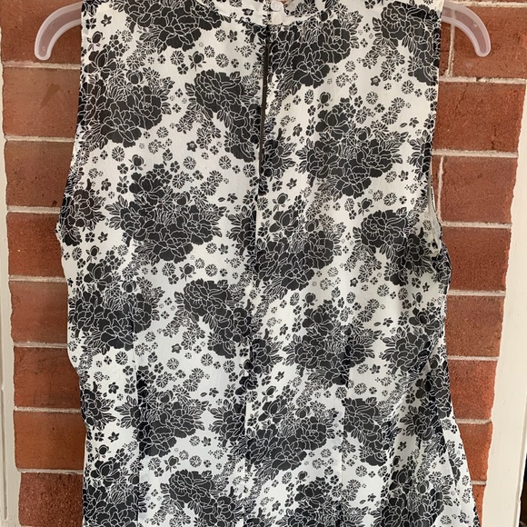 Beautiful Chiffon lined sleeveless blouse - Picture 3 of 5